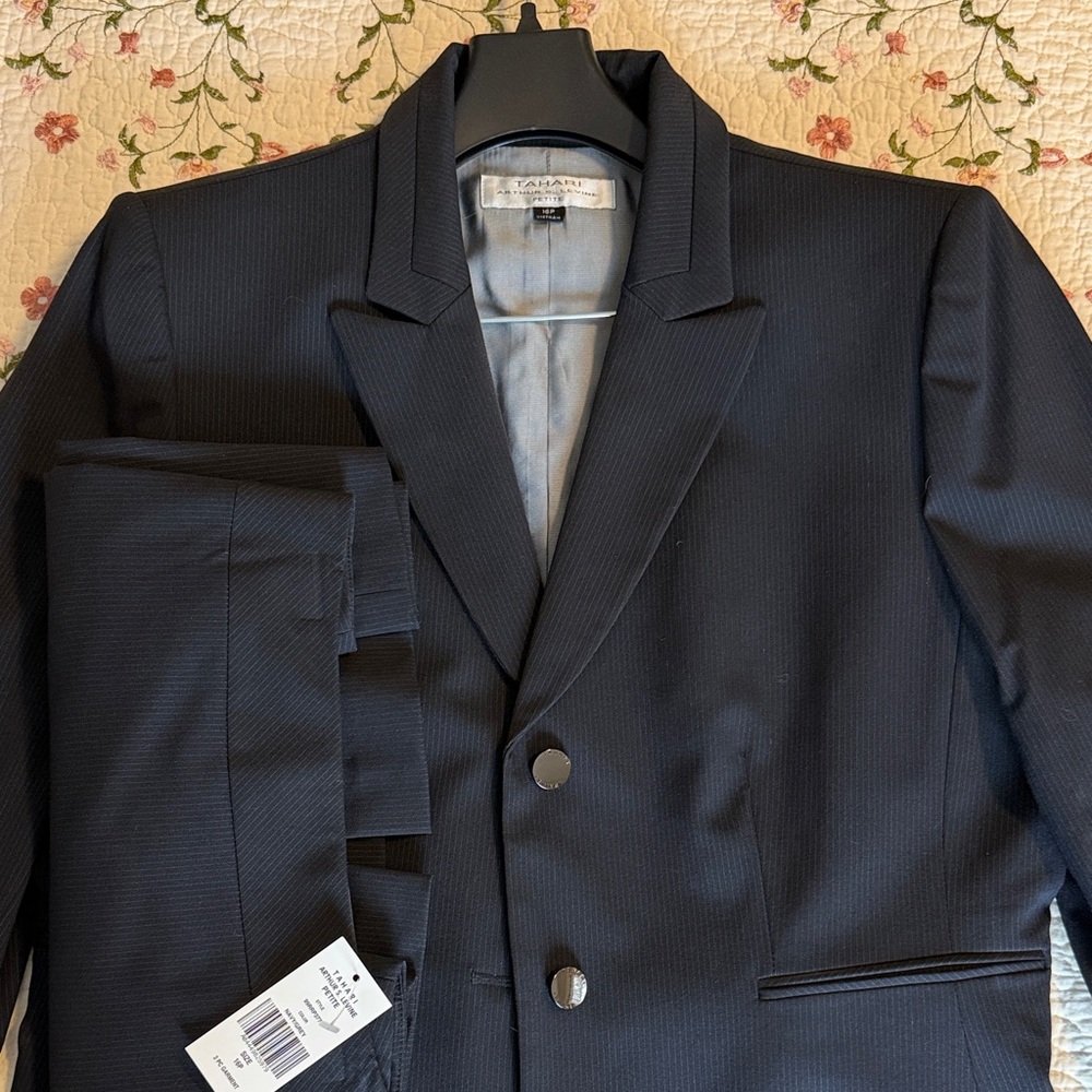 TAHARI ARTHUR S LEVINE 2pc Suit